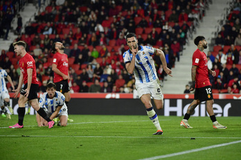 Mikel Merino celebra el gol que ha decidido el partido ante la desesperación de los locales.