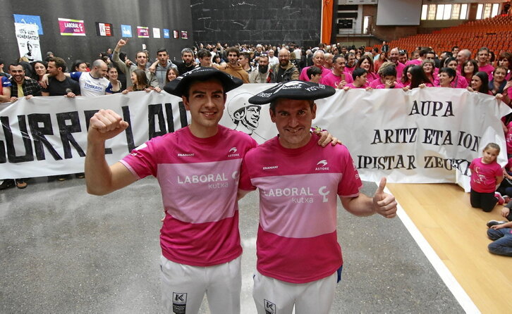 Ion Ibarluzea eta Aritz Erkiaga, txapela buruan dutela, eta atzean, euren lagun eta senideak, pozik.