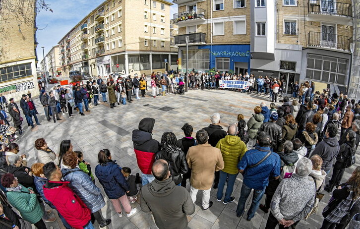 Vecinos y vecinas de Iruñea se concentraron en Sanduzelai para arropar a la familia y amigos de Gabriela Reyes.