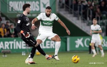 Luca saca el balón en corto ante la presión de Mourad en el área azulgrana.