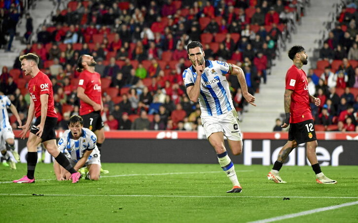 Mikel Merino celebra el gol que decidió el partido ante la desesperación de los jugadores locales.