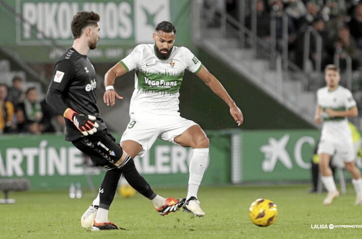 Luca saca el balón en corto ante la presión de Mourad en el área.