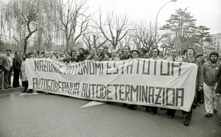 1978ko Aberri Eguna Donostian: pankarta eramaten, PSOEko Txiki Benegas eta Jose Antonio Maturana, PCEko Ignacio Latierro, EAJko Eli Galdos eta Andoni Monfort eta EEko Juan Mari Bandres, besteak beste.