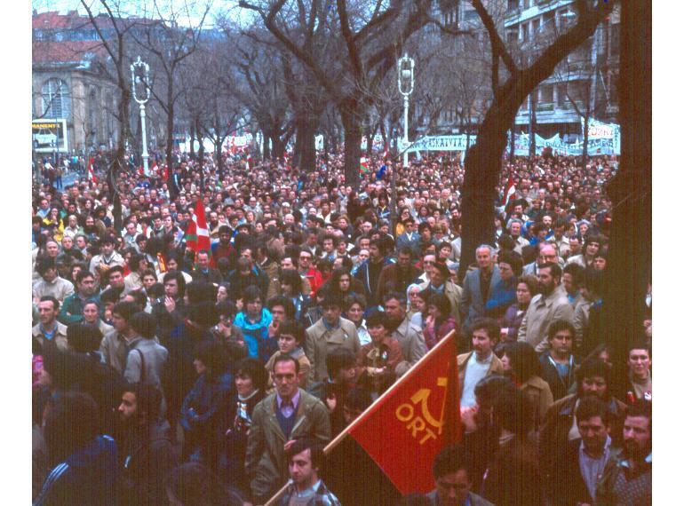 1978ko Aberri Eguneko irudia, Donostiako Bulebarrean. (Mikel Garikoitz ESTORNES ZUBIZARRETA/EUSKO IKASKUNTZA)