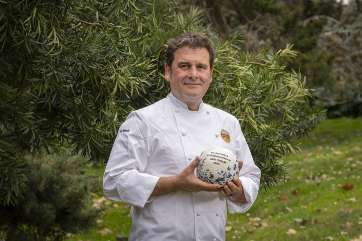 El chef Fernando González, con su premio. 