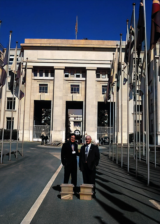 Julen Arzuaga y Loren Arkotxa, ante la sede de la ONU en Ginebra con las cajas que contenían las 6.000 firmas.