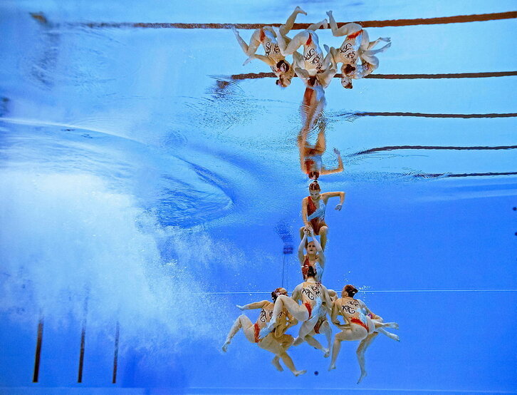 El equipo de Kazajstán compite en la final de natación artística libre por equipos en el Aspire Dome de Doha realizando esta compleja  figura debajo del agua.  