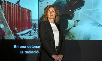 Beatriz Caravaggio delante del filme “Reports on the Atomic Bomb”, que se puede ver en el Museo de Bellas Artes de Bilbo hasta junio.