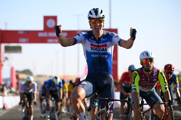 Tim Merlier celebra su tercera victoria consecutiva en el inicio del UAE Tour.