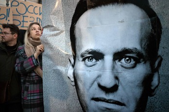 Navalniren aldeko protestetan Polonian, aipamenik ez preso dute Pablo Gonzalezen inguruan.