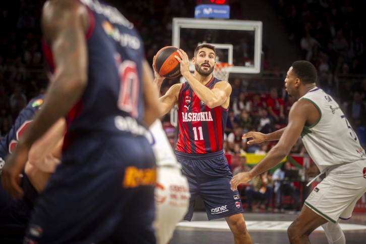 Dani Díez maneja el balón en un partido contra Unicaja.