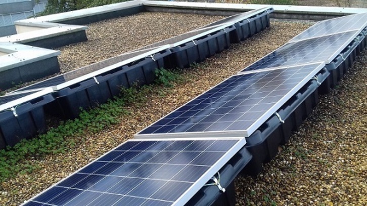 Placas instaladas en una azotea de Donostia.