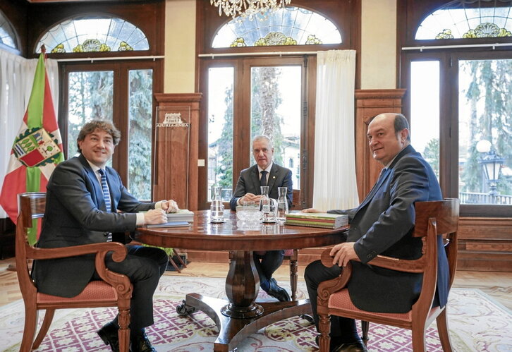 El todavía lehendakari de la CAV, con los líderes de PSE y PNV ayer.