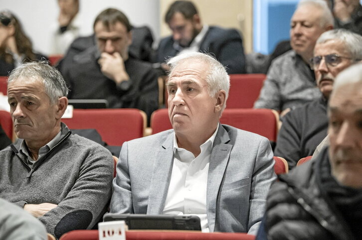 El alcalde de Hiriburu, Alain Iriart, expuso las discrepancias que plantean los electos abertzales.