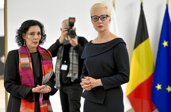 Yulia Navalnaya (d) y la ministra belga de Exteriores, Hadja Lahbib, en Bruselas.