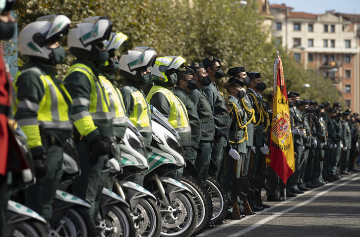 Agentes de la sección de Tráfico, en una parada de la Guardia Civil en Iruñea en 12 de Octubre de 2021.
