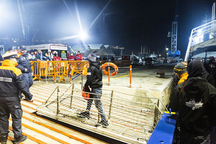 Las 43 personas rescatadas han desembarcado en el puerto de Ortona.