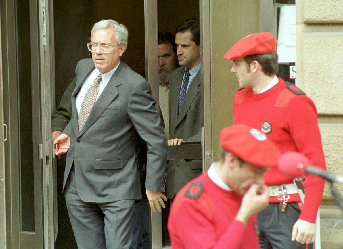 José Barrionuevo, saliendo en 1999 del juzgado de Donostia, por la muerte de Lutzi Urigoitia