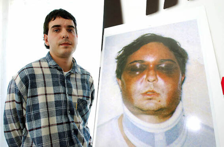Unai Romano, junto a una foto suya tras su paso por comisaría, un caso que el entonces juez Fernando Grande-Marlaska no quiso investigar.