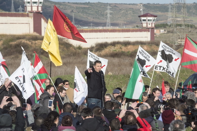 Arndaldo Otegi hizo una primera intervención política y de agradecimiento en la explanada exterior de la cárcel de Logroño.