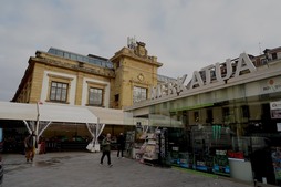 Aspecto actual de la plaza de La Bretxa, con los puestos de frutas y verduras bajo un toldo y el edificio Pescadería detrás.