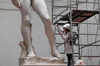 Un momento de la limpieza de la escultura.