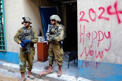 Soldados israelíes junto a un edifcio de la UNRWA en Gaza.