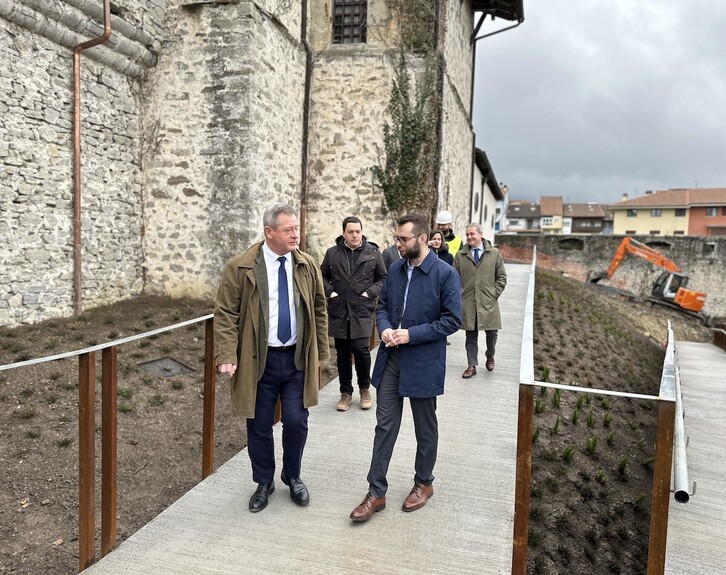 Agintariak Urduñan, astelehenean lanetara egindako bisitan.