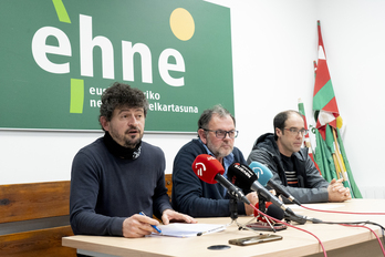 Patxiku Irisarri, Fermín Gorraiz y Patxi Encaje, en la comparecencia de EHNE-Nafarroa de hoy en Iruñea.