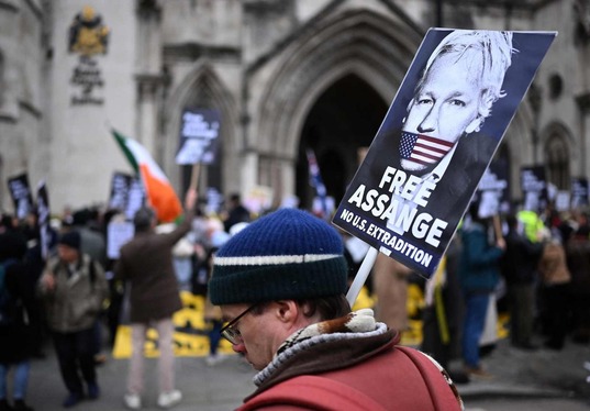 Protesta en apoyo a Julian Assange frente al Tribunal Superior de Londres.