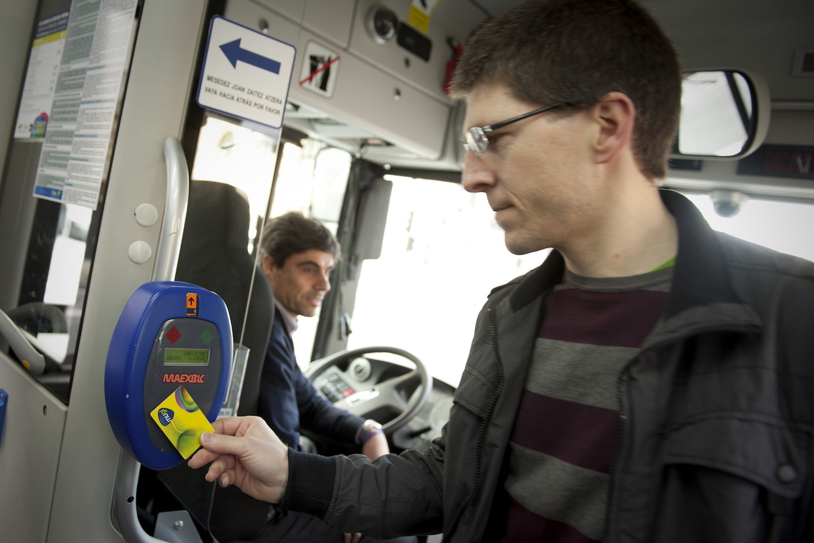 Un usuario de la tarjeta Mugi en Donostia. (Gari GARAIALDE/FOKU)