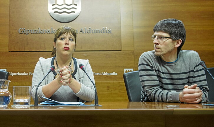 Responsables de la Diputación gobernada por Bildu, informando en 2015 de una de las querellas presentadas.