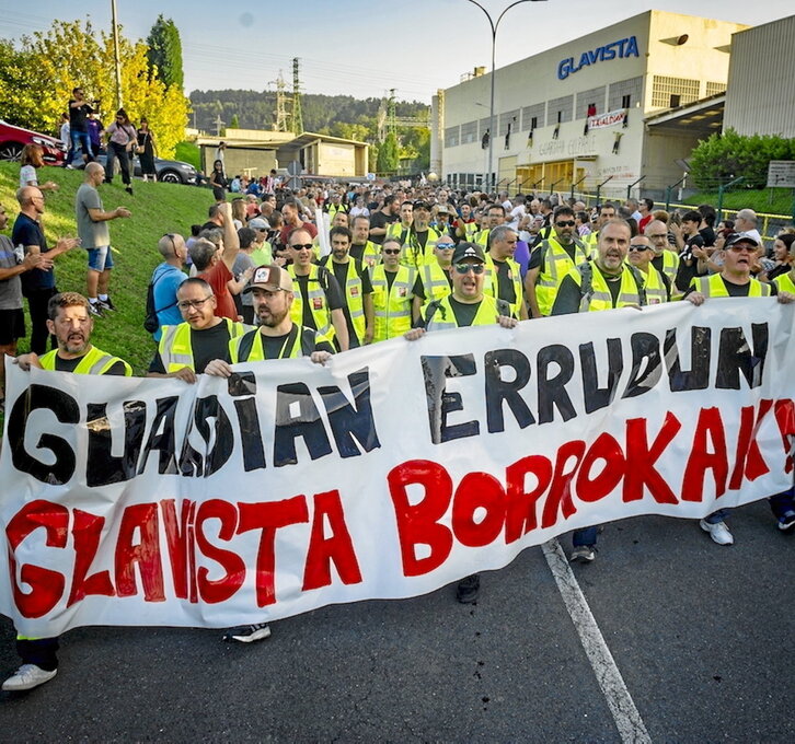 Movilización de los trabajadores de Glavista frente a la fábrica, en Laudio.