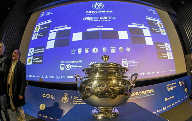 El trofeo copero en juego, en primer plano, y, al fondo, el cuadro de eliminatorias.