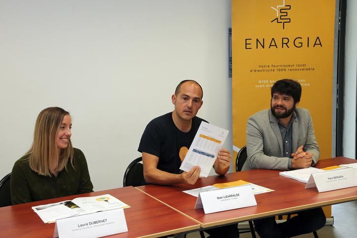 El cesado director de Enargia, Patxi Bergara, en una imagen de archivo junto al presidente, Iban Lizarralde, y a la responsable de marketing, Laura Dubernet.