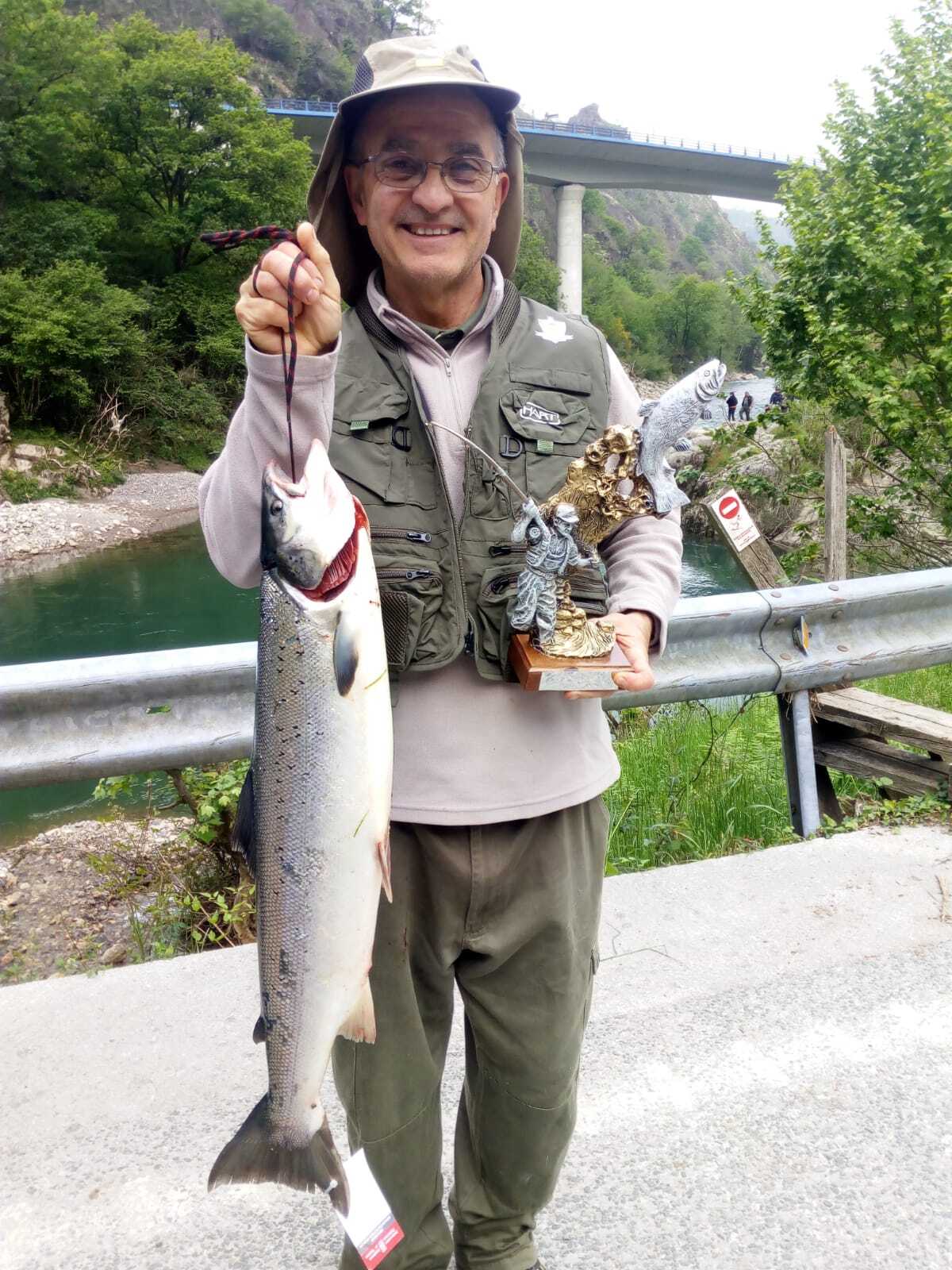 Perdo Iglesias, con el último Lehenbiziko. (GN)