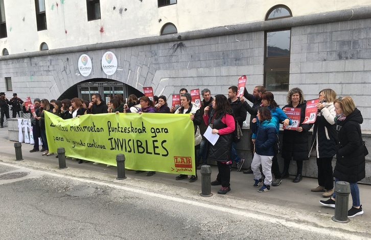 Imagen de la concentración de trabajadoras de comedores escolares ante el Departamento de Educación de Nafarroa.