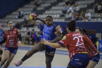 Mariane Fernandes se eleva para lanzar a portería.