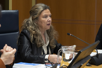 Gotzone Sagardui Osasun sailburua, Osasun Mentaleko Estrategia aurkezten Parlamentuan.