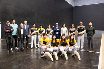 Women Winter Series jokatuko duten puntistak –Arakistain falta–, Lekerika, Erkiaga eta txapelketako antolatzaile, babesle eta Durangoko alkate Mireia Elkoroiribe.