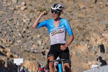 Ben O'Connor entra triunfante en la meta de Jebel Jais.