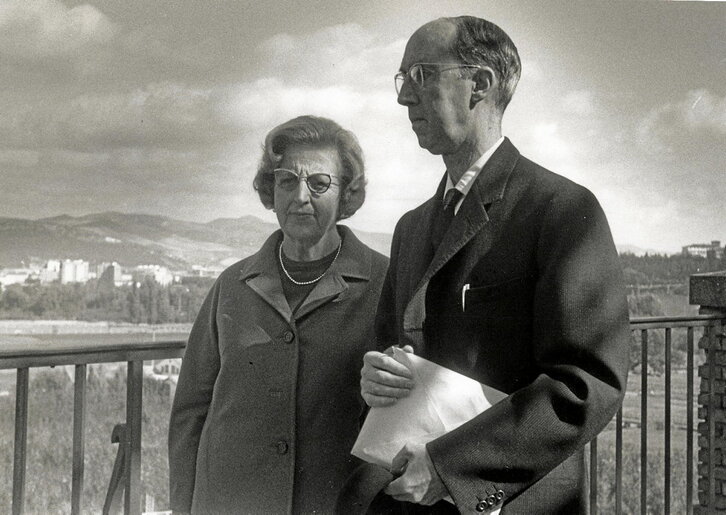 El compositor Fernando Remacha, junto a su esposa Rafaela González.