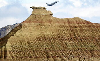 Un avión militar sobrevuela Bardenas en una imagen de archivo.