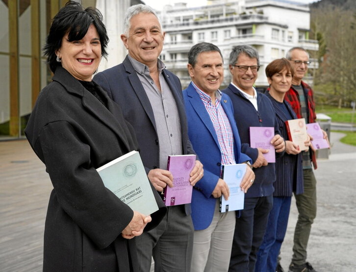 Zabaleta, Azurmendi Katedra eta Jakineko ordezkariekin batera, aurkezpenean.
