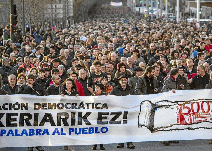 UPNren ustelkeriaren aurkako manifestazio erraldoia egin zen Iruñean 2014ko otsailaren 22an. Pentsaezina zen orduan PSNk EH Bilduko hautagai bat babes zezakeenik, duela bi hilabete Asironekin gertatu den bezala.