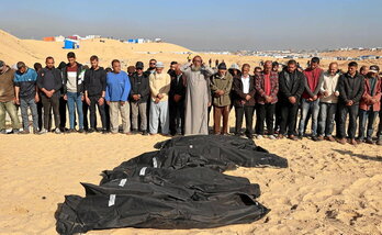 Palestinos entierran a los fallecidos en las últimas horas en Rafah.