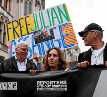 Stella Assange y el editor jefe de Wikileaks, Kristin Hrafnsson, en la protesta ante el tribunal.