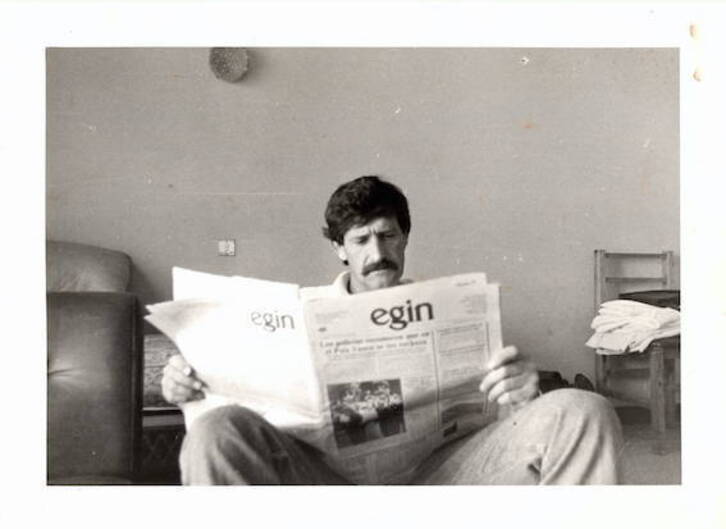 Txomin Iturbe, leyendo 'Egin' en Argelia.