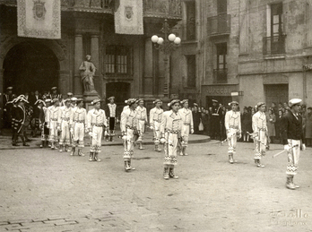 Imagen de la primera actuación del grupo municipal de dantzaris de Iruñea el 29 de noviembre de 1949.