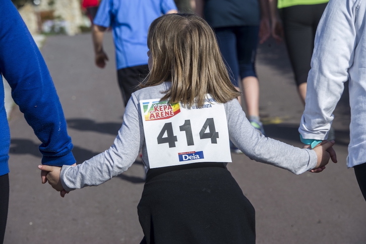 Gaixotasun arraroen ikerketaren aldeko herri ekimen bat, artxiboko irudian.
